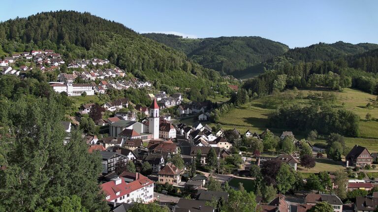 Dieses Bild zeigt eine Webcam-Aufnahme von Ottenhöfen, aufgenommen am Donnerstag, den 28.05.2026 um 19:00 Uhr