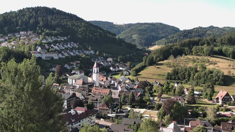 Dieses Bild zeigt eine Webcam-Aufnahme von Ottenhöfen, aufgenommen am Sonntag, den 12.07.2026 um 08:30 Uhr