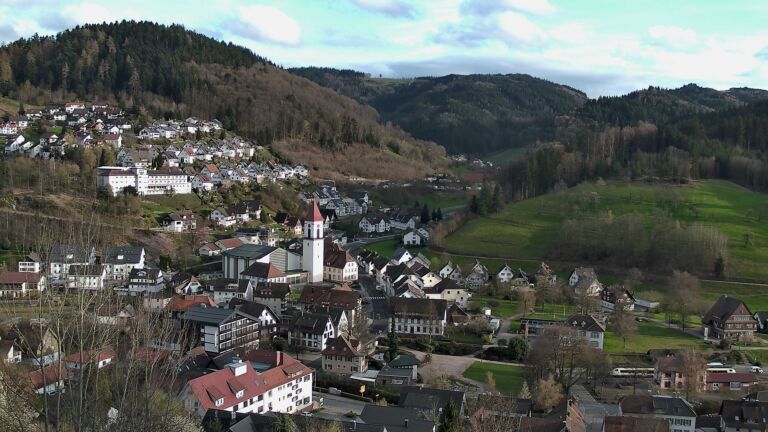 Dieses Bild zeigt eine Webcam-Aufnahme von Ottenhöfen, aufgenommen am Samstag, den 04.04.2026 um 18:50 Uhr