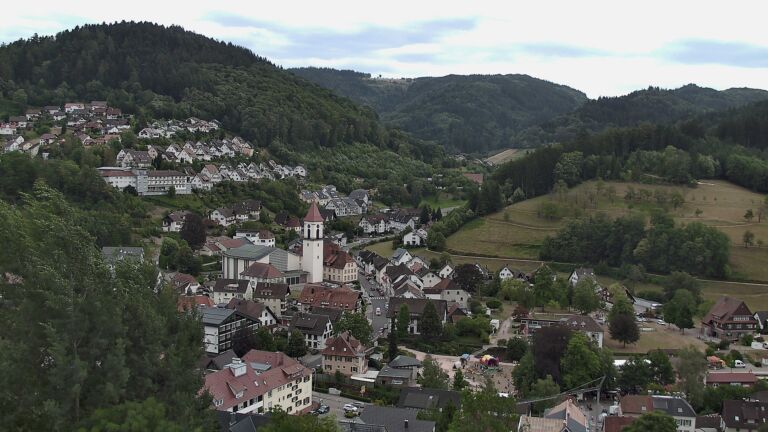 Dieses Bild zeigt eine Webcam-Aufnahme von Ottenhöfen, aufgenommen am Sonntag, den 26.07.2026 um 18:10 Uhr