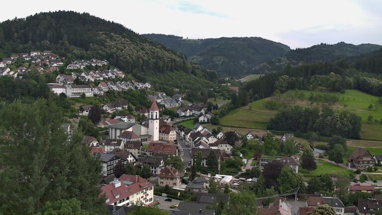 Dieses Bild zeigt eine Webcam-Aufnahme von Ottenhöfen, aufgenommen am Sonntag, den 21.06.2026 um 18:10 Uhr
