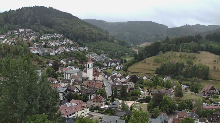 Dieses Bild zeigt eine Webcam-Aufnahme von Ottenhöfen, aufgenommen am Sonntag, den 30.08.2026 um 12:10 Uhr