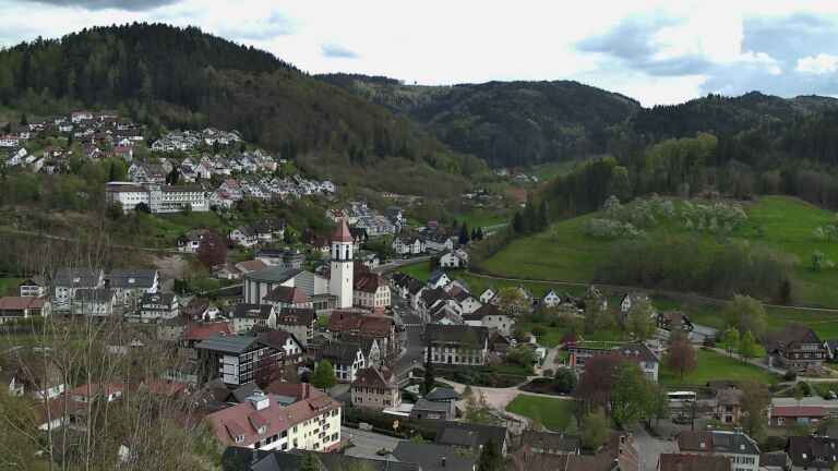 Dieses Bild zeigt eine Webcam-Aufnahme von Ottenhöfen, aufgenommen am Donnerstag, den 16.04.2026 um 17:00 Uhr