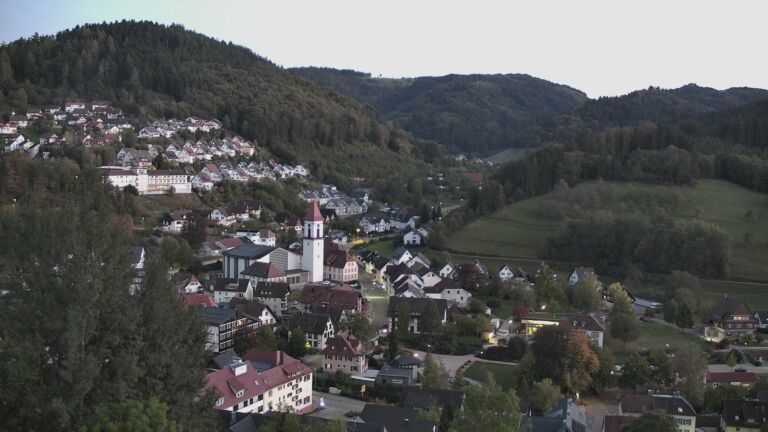 Dieses Bild zeigt eine Webcam-Aufnahme von Ottenhöfen, aufgenommen am Donnerstag, den 15.10.2026 um 19:00 Uhr