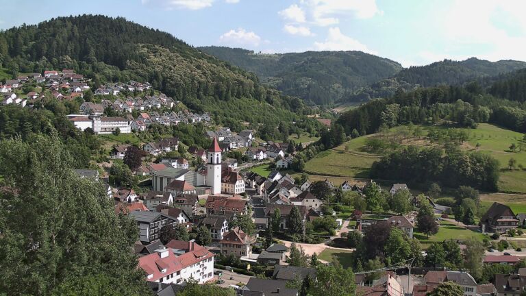 Dieses Bild zeigt eine Webcam-Aufnahme von Ottenhöfen, aufgenommen am Freitag, den 26.06.2026 um 17:10 Uhr