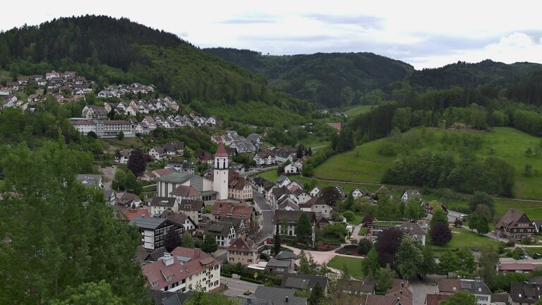 Dieses Bild zeigt eine Webcam-Aufnahme von Ottenhöfen, aufgenommen am Montag, den 04.05.2026 um 14:10 Uhr