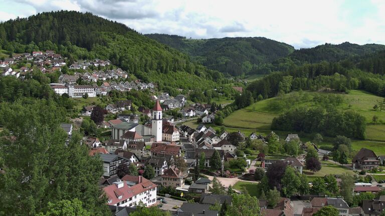 Dieses Bild zeigt eine Webcam-Aufnahme von Ottenhöfen, aufgenommen am Donnerstag, den 21.05.2026 um 17:10 Uhr