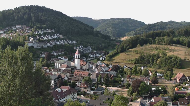 Dieses Bild zeigt eine Webcam-Aufnahme von Ottenhöfen, aufgenommen am Sonntag, den 26.07.2026 um 08:00 Uhr