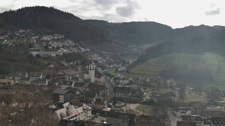 Dieses Bild zeigt eine Webcam-Aufnahme von Ottenhöfen, aufgenommen am Sonntag, den 01.02.2026 um 13:30 Uhr