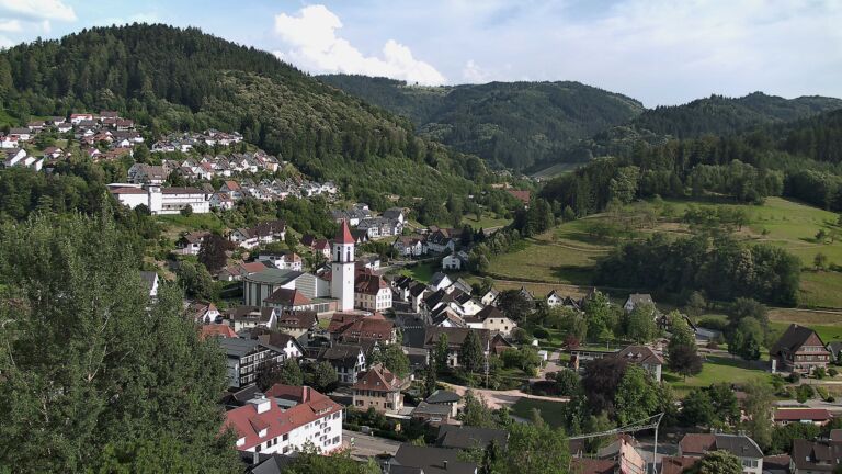 Dieses Bild zeigt eine Webcam-Aufnahme von Ottenhöfen, aufgenommen am Sonntag, den 28.06.2026 um 18:40 Uhr