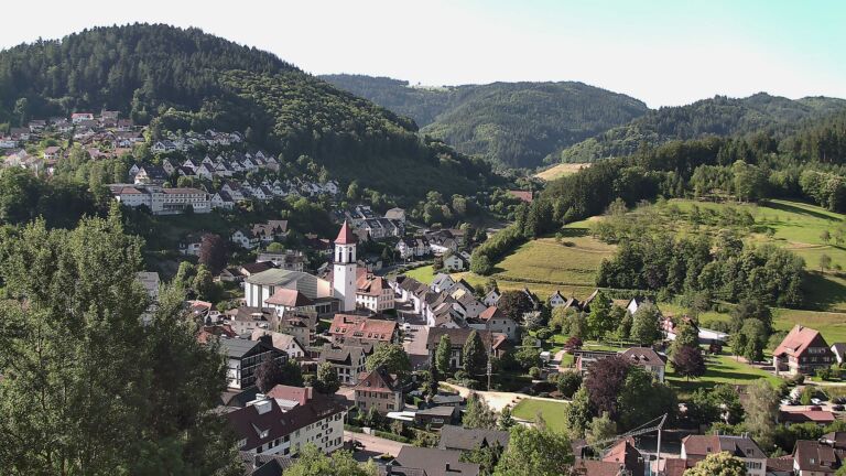 Dieses Bild zeigt eine Webcam-Aufnahme von Ottenhöfen, aufgenommen am Montag, den 15.06.2026 um 08:50 Uhr