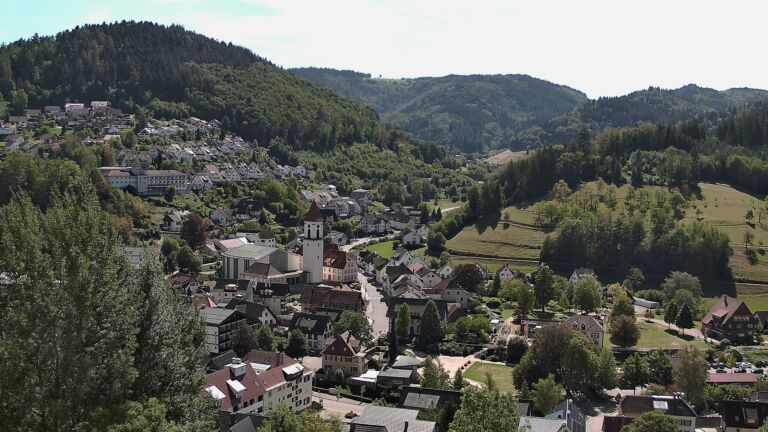 Dieses Bild zeigt eine Webcam-Aufnahme von Ottenhöfen, aufgenommen am Sonntag, den 06.09.2026 um 13:10 Uhr