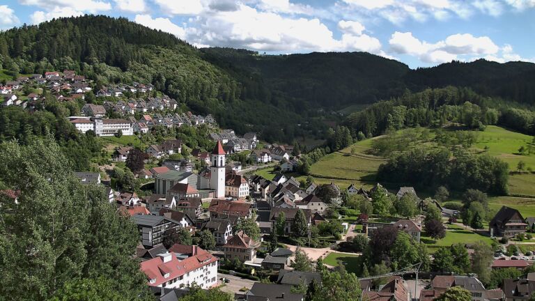 Dieses Bild zeigt eine Webcam-Aufnahme von Ottenhöfen, aufgenommen am Samstag, den 13.06.2026 um 17:10 Uhr