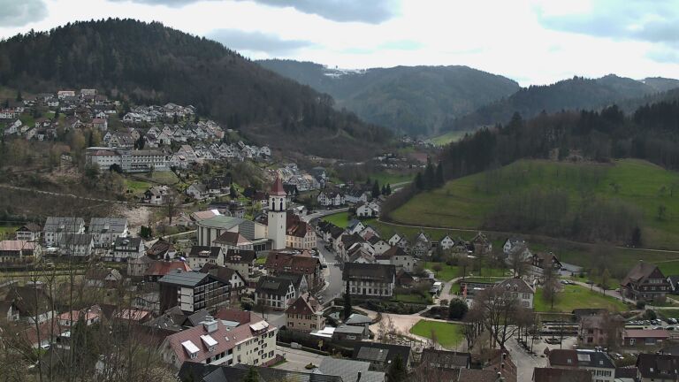 Dieses Bild zeigt eine Webcam-Aufnahme von Ottenhöfen, aufgenommen am Freitag, den 03.04.2026 um 13:30 Uhr