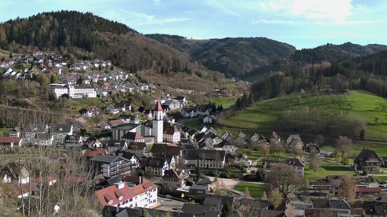 Dieses Bild zeigt eine Webcam-Aufnahme von Ottenhöfen, aufgenommen am Montag, den 06.04.2026 um 17:40 Uhr