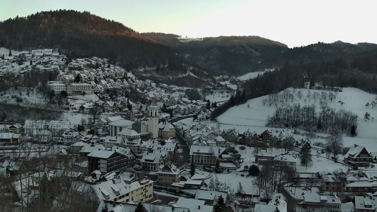 Dieses Bild zeigt eine Webcam-Aufnahme von Ottenhöfen, aufgenommen am Montag, den 05.01.2026 um 16:00 Uhr