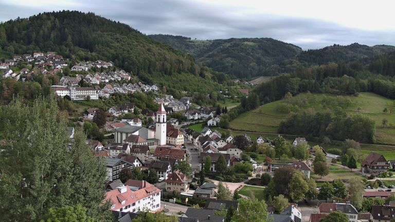 Dieses Bild zeigt eine Webcam-Aufnahme von Ottenhöfen, aufgenommen am Freitag, den 18.09.2026 um 17:00 Uhr