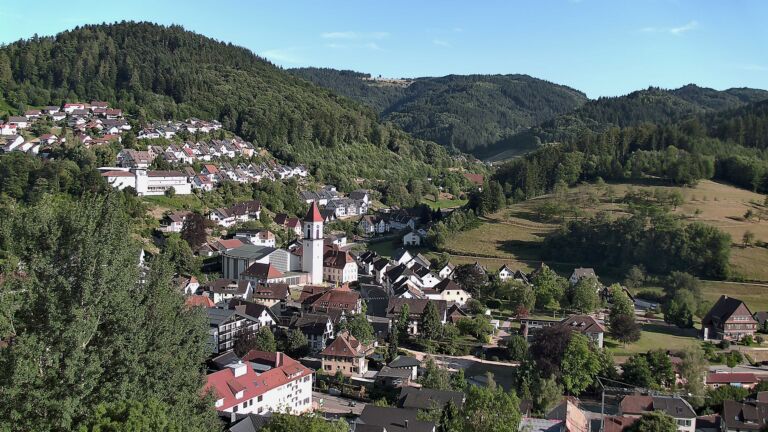 Dieses Bild zeigt eine Webcam-Aufnahme von Ottenhöfen, aufgenommen am Sonntag, den 12.07.2026 um 19:00 Uhr