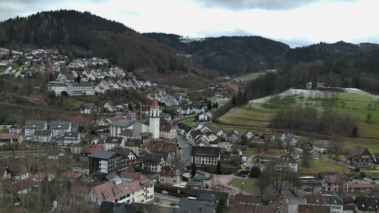 Dieses Bild zeigt eine Webcam-Aufnahme von Ottenhöfen, aufgenommen am Freitag, den 09.01.2026 um 13:30 Uhr