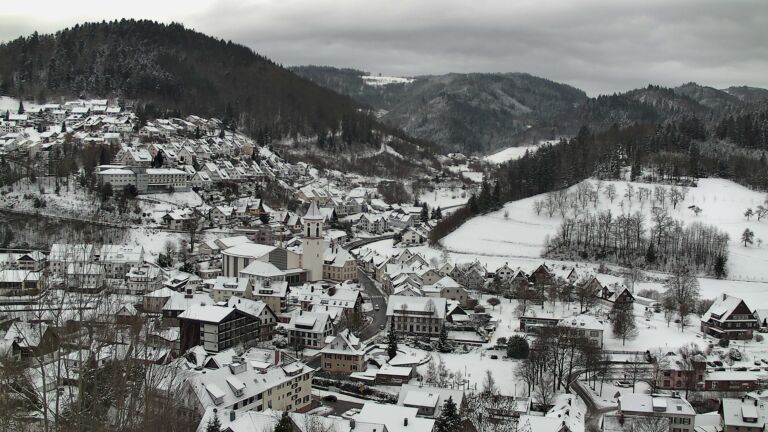 Dieses Bild zeigt eine Webcam-Aufnahme von Ottenhöfen, aufgenommen am Sonntag, den 04.01.2026 um 10:20 Uhr