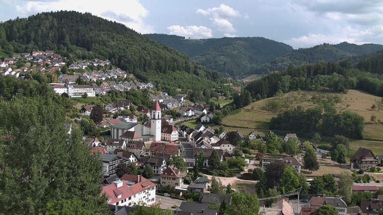 Dieses Bild zeigt eine Webcam-Aufnahme von Ottenhöfen, aufgenommen am Mittwoch, den 15.07.2026 um 17:30 Uhr