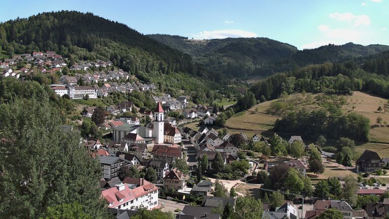 Dieses Bild zeigt eine Webcam-Aufnahme von Ottenhöfen, aufgenommen am Donnerstag, den 06.08.2026 um 16:30 Uhr
