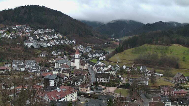 Dieses Bild zeigt eine Webcam-Aufnahme von Ottenhöfen, aufgenommen am Montag, den 26.01.2026 um 13:00 Uhr