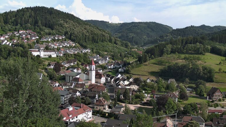 Dieses Bild zeigt eine Webcam-Aufnahme von Ottenhöfen, aufgenommen am Sonntag, den 28.06.2026 um 18:30 Uhr