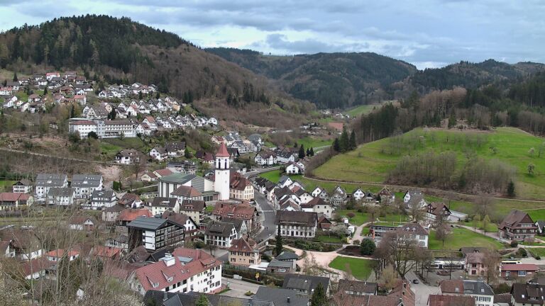 Dieses Bild zeigt eine Webcam-Aufnahme von Ottenhöfen, aufgenommen am Sonntag, den 05.04.2026 um 19:10 Uhr