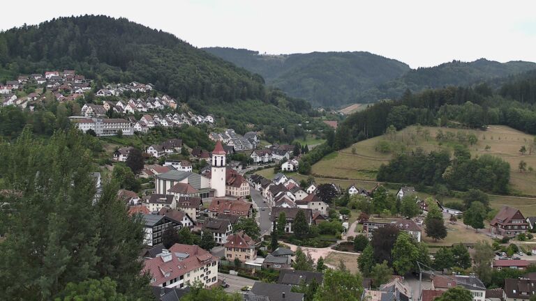 Dieses Bild zeigt eine Webcam-Aufnahme von Ottenhöfen, aufgenommen am Montag, den 03.08.2026 um 08:30 Uhr