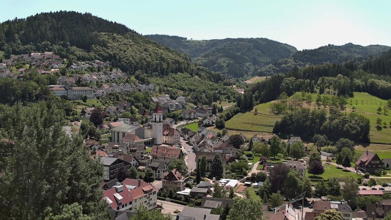 Dieses Bild zeigt eine Webcam-Aufnahme von Ottenhöfen, aufgenommen am Samstag, den 20.06.2026 um 13:30 Uhr