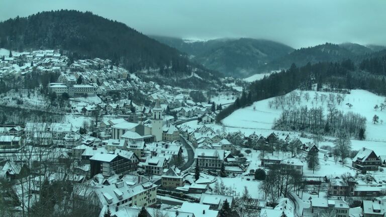 Dieses Bild zeigt eine Webcam-Aufnahme von Ottenhöfen, aufgenommen am Dienstag, den 06.01.2026 um 08:50 Uhr