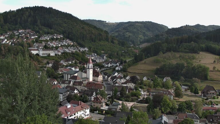 Dieses Bild zeigt eine Webcam-Aufnahme von Ottenhöfen, aufgenommen am Donnerstag, den 27.08.2026 um 17:40 Uhr