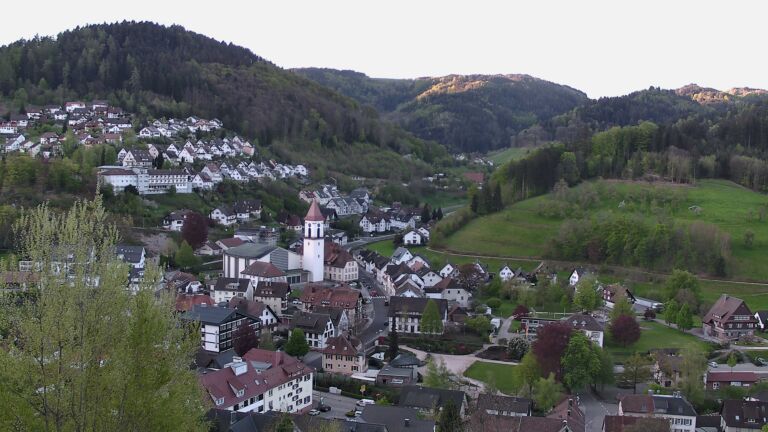 Dieses Bild zeigt eine Webcam-Aufnahme von Ottenhöfen, aufgenommen am Freitag, den 24.04.2026 um 07:00 Uhr