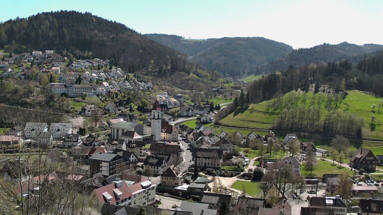 Dieses Bild zeigt eine Webcam-Aufnahme von Ottenhöfen, aufgenommen am Dienstag, den 07.04.2026 um 13:50 Uhr