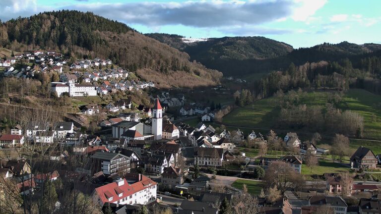 Dieses Bild zeigt eine Webcam-Aufnahme von Ottenhöfen, aufgenommen am Mittwoch, den 01.04.2026 um 18:50 Uhr