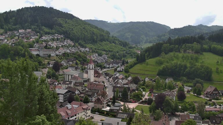 Dieses Bild zeigt eine Webcam-Aufnahme von Ottenhöfen, aufgenommen am Sonntag, den 10.05.2026 um 12:50 Uhr