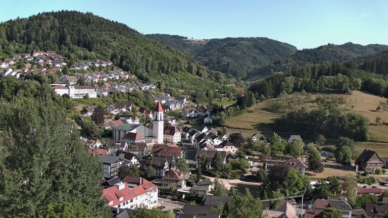 Dieses Bild zeigt eine Webcam-Aufnahme von Ottenhöfen, aufgenommen am Donnerstag, den 23.07.2026 um 18:20 Uhr