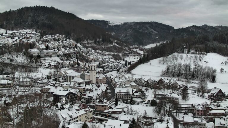 Dieses Bild zeigt eine Webcam-Aufnahme von Ottenhöfen, aufgenommen am Sonntag, den 04.01.2026 um 16:40 Uhr