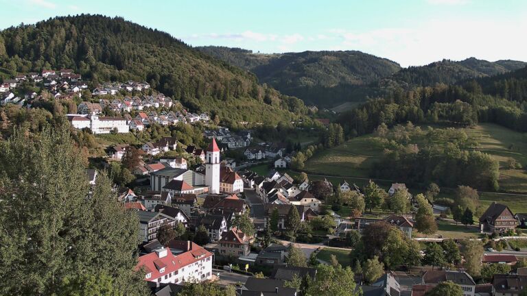 Dieses Bild zeigt eine Webcam-Aufnahme von Ottenhöfen, aufgenommen am Freitag, den 11.09.2026 um 18:30 Uhr