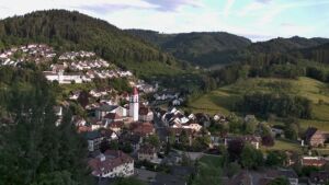 Dieses Bild zeigt eine Webcam-Aufnahme von Ottenhöfen, aufgenommen am Montag, den 01.06.2026 um 20:10 Uhr