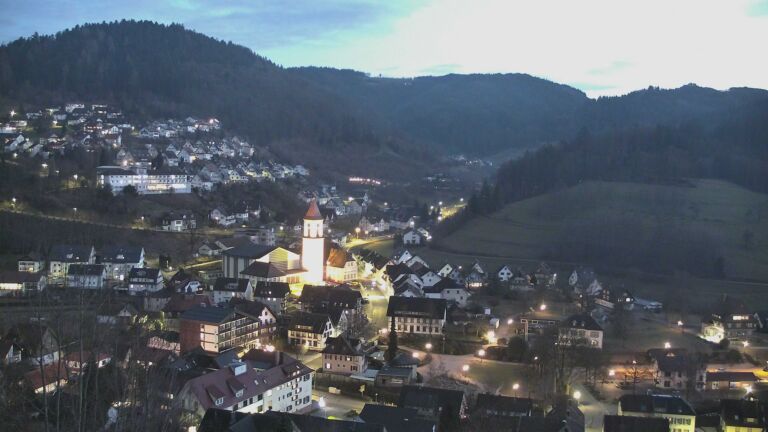 Dieses Bild zeigt eine Webcam-Aufnahme von Ottenhöfen, aufgenommen am Sonntag, den 01.02.2026 um 18:00 Uhr