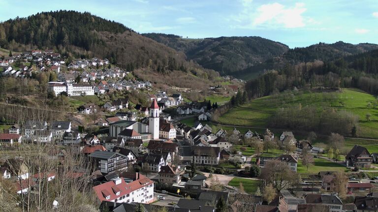 Dieses Bild zeigt eine Webcam-Aufnahme von Ottenhöfen, aufgenommen am Montag, den 06.04.2026 um 17:50 Uhr