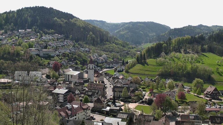 Dieses Bild zeigt eine Webcam-Aufnahme von Ottenhöfen, aufgenommen am Samstag, den 18.04.2026 um 12:10 Uhr