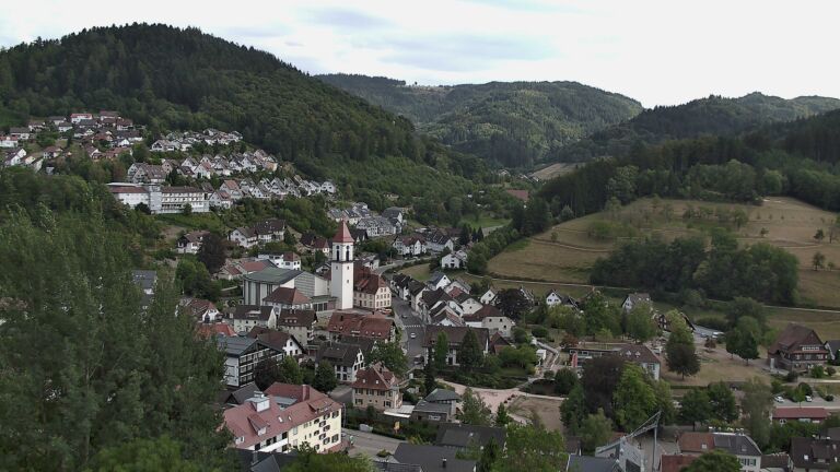 Dieses Bild zeigt eine Webcam-Aufnahme von Ottenhöfen, aufgenommen am Montag, den 10.08.2026 um 17:20 Uhr