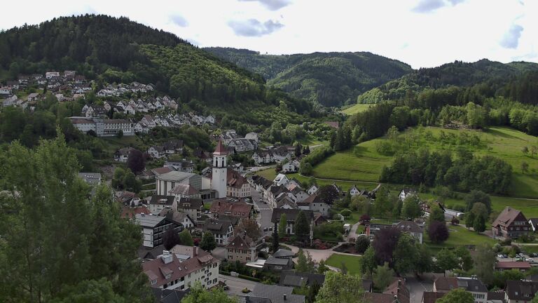 Dieses Bild zeigt eine Webcam-Aufnahme von Ottenhöfen, aufgenommen am Sonntag, den 17.05.2026 um 10:10 Uhr