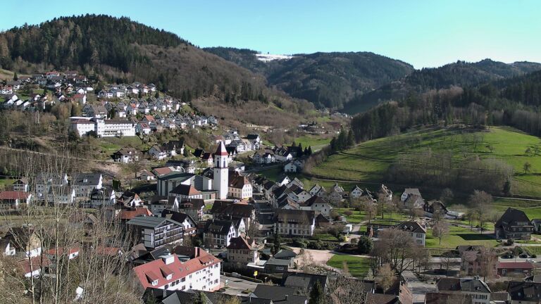 Dieses Bild zeigt eine Webcam-Aufnahme von Ottenhöfen, aufgenommen am Donnerstag, den 02.04.2026 um 17:20 Uhr