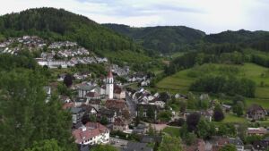 Dieses Bild zeigt eine Webcam-Aufnahme von Ottenhöfen, aufgenommen am Montag, den 18.05.2026 um 18:10 Uhr