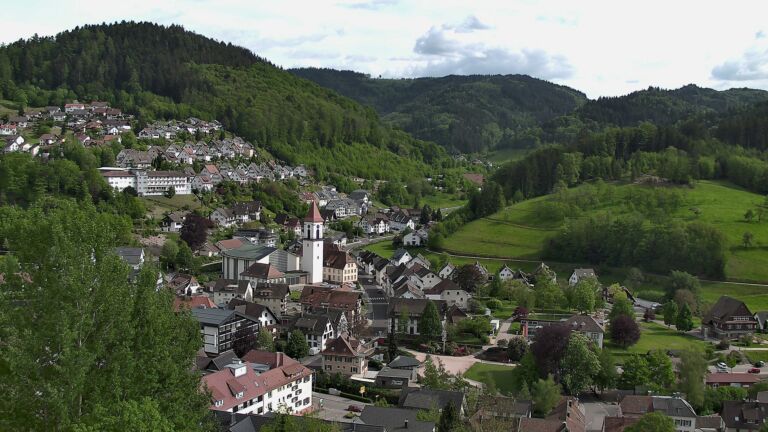 Dieses Bild zeigt eine Webcam-Aufnahme von Ottenhöfen, aufgenommen am Sonntag, den 03.05.2026 um 16:50 Uhr