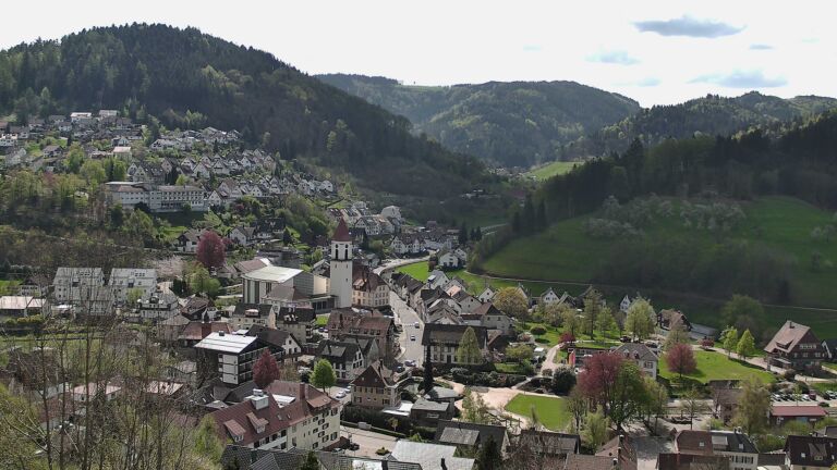 Dieses Bild zeigt eine Webcam-Aufnahme von Ottenhöfen, aufgenommen am Freitag, den 17.04.2026 um 12:00 Uhr